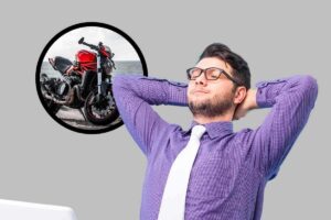 Uomo con aria sognante e moto