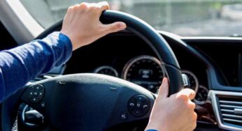 Patente di guida a 17 anni e rinnovo dopo 15: accordo raggiunto, l’UE cambia la direttiva