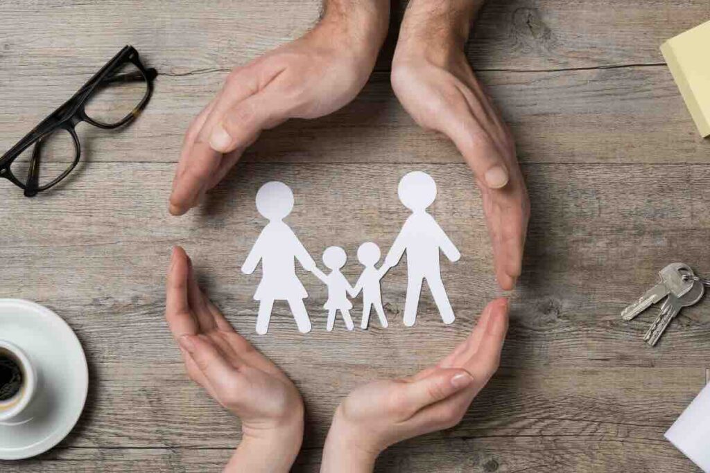 mani che incorniciano sagome di famiglia bianca, occhiali, caffè, chiavi