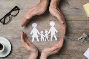 mani che incorniciano sagome di famiglia bianca, occhiali, caffè, chiavi