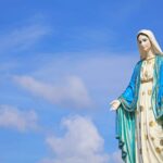 Madonna con sfondo cielo azzurro