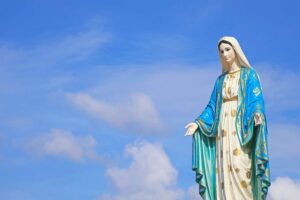 Madonna con sfondo cielo azzurro