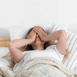 donna a letto mattina stanca