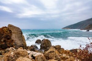 scogliera e mare agitato cala mariolu sardegna