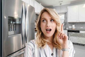 Donna sorpresa e cucina