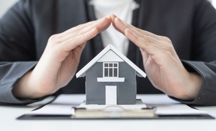 Mani proteggono modellino casa mutuo