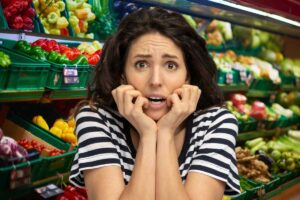 Donna al supermercato spaventata