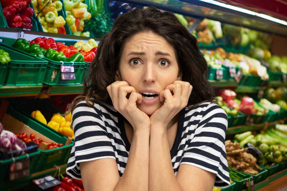 Donna al supermercato spaventata