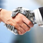 Uomo stringe la mano ad un robot