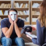 Persona fa terapia con una maschera