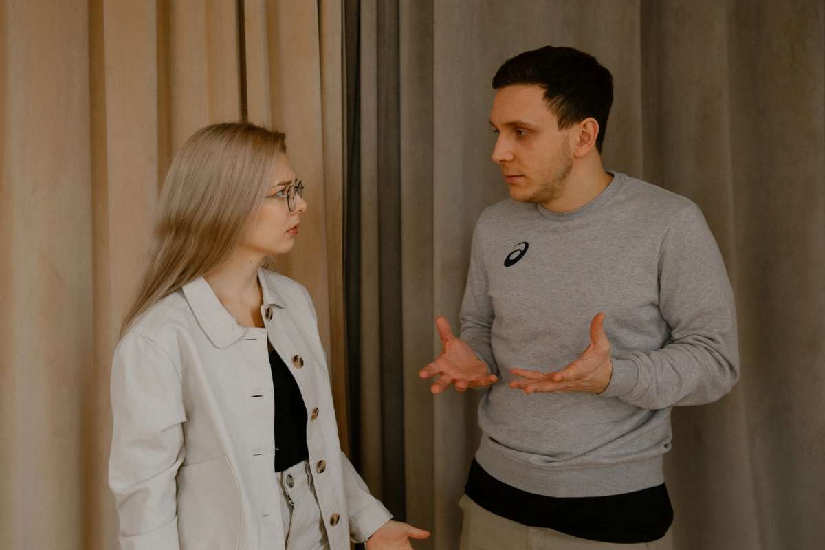 Uomo e donna che discutono