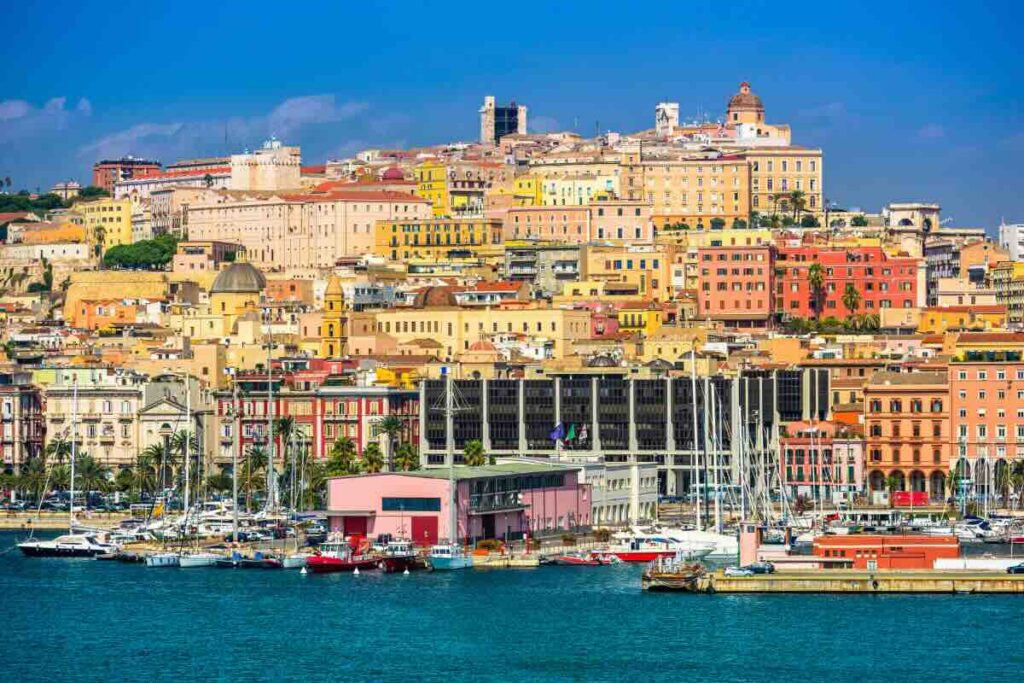 vista della città di Cagliari con mare e porto