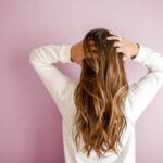 capelli lunghi castani mossi