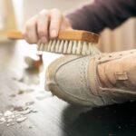 persona che pulisce scarpe con una spazzola