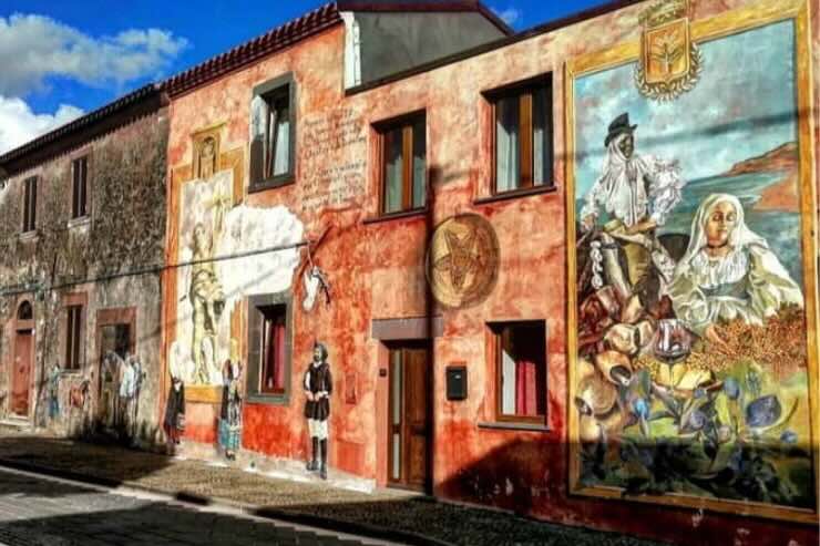 Tinnura facciata di casa con murales