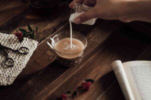 latte versato in un bicchiere