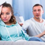 Uomo e donna che discutono sul divano