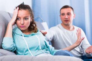 Uomo e donna che discutono sul divano