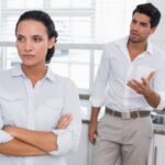 Un uomo e una donna che discutono