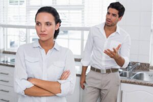Un uomo e una donna che discutono