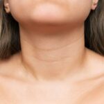 Primo piano di un collo con pieghe