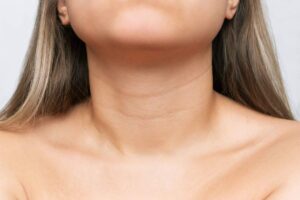 Primo piano di un collo con pieghe