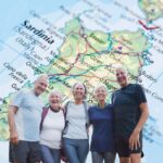 cartina della Sardegna e gruppo di persone mature