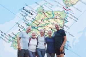 cartina della Sardegna e gruppo di persone mature