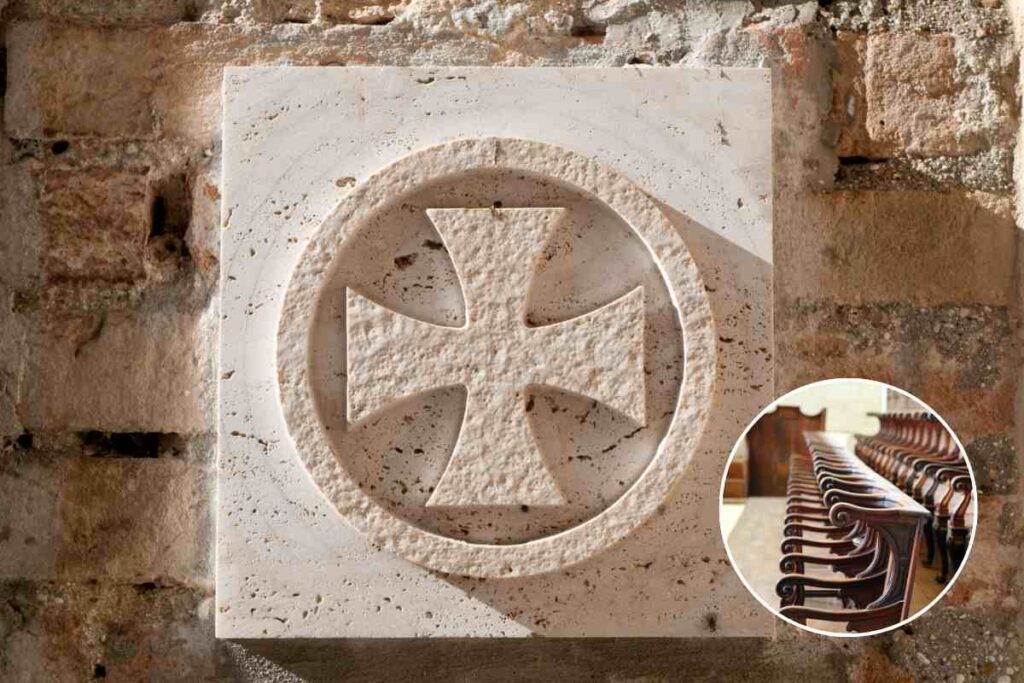 croce dei templari in un muro