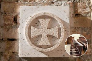 croce dei templari in un muro