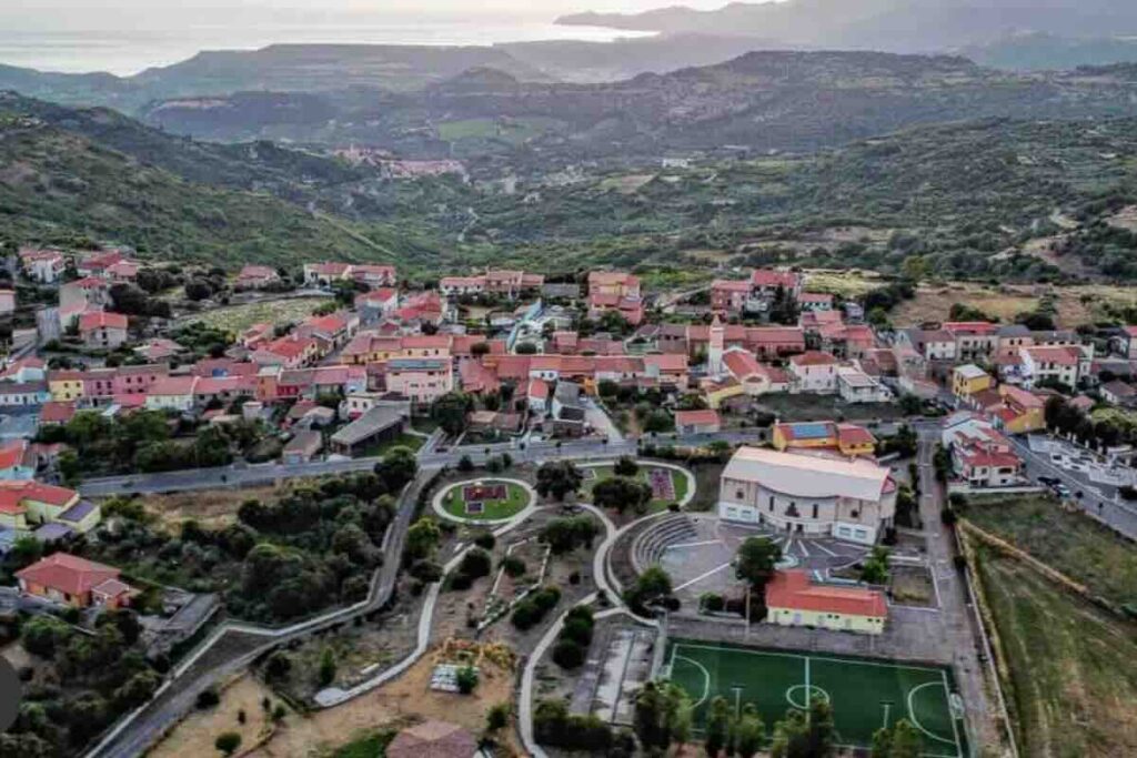 Vista dall'alto di Tinnura in Sardegna