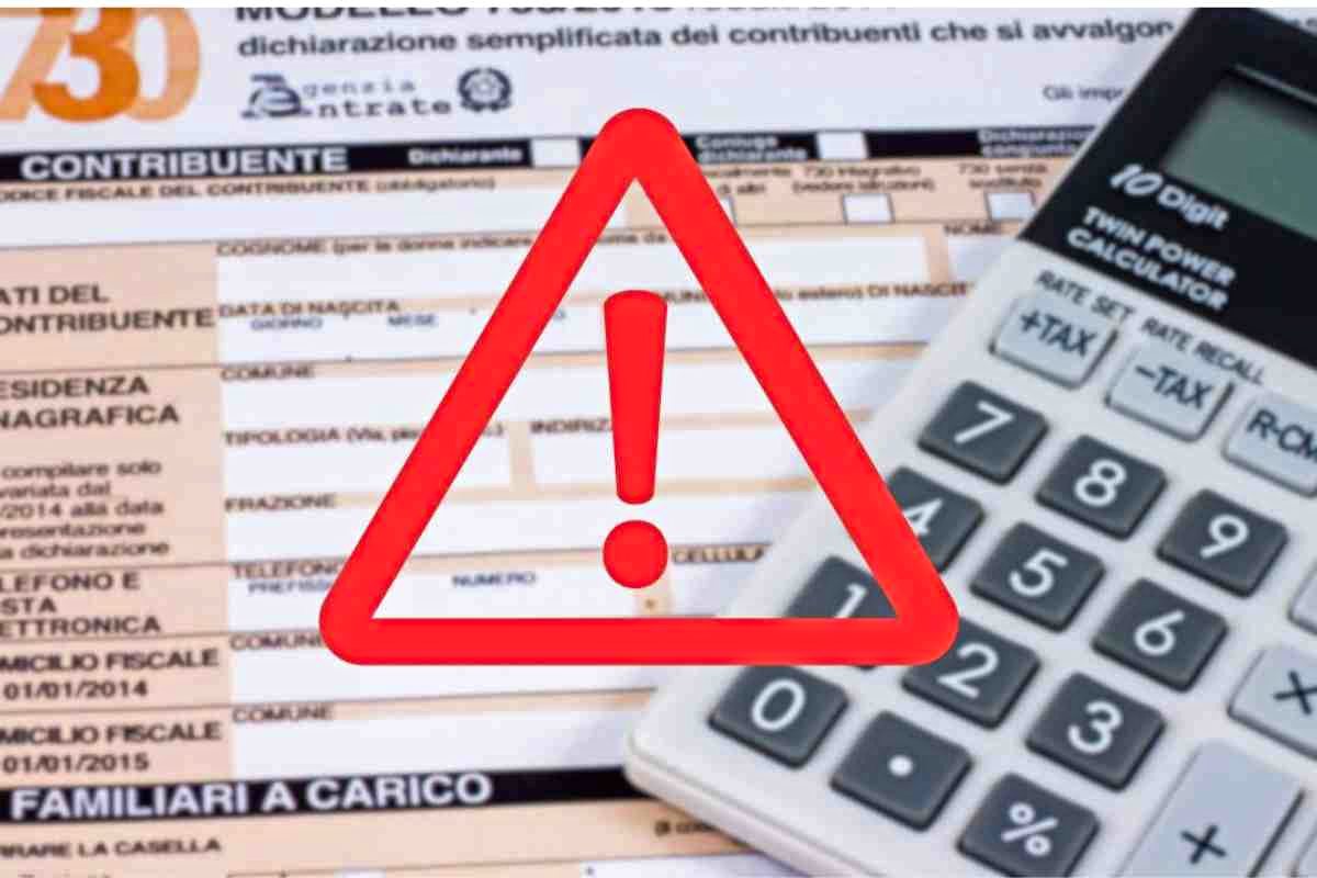 Modello 730 calcolatrice e simbolo di pericolo