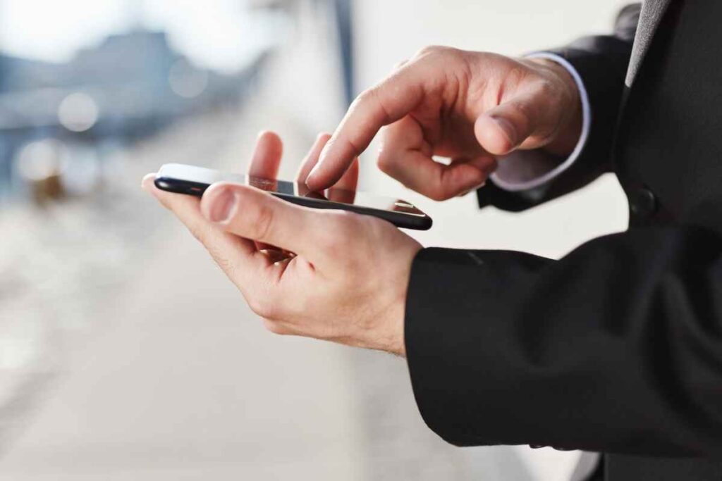 Dita che cliccano sullo smartphone