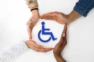 Logo della disabilità e mani intrecciate