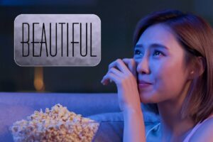 Donna piange con ciotola popcorn e logo Beautiful