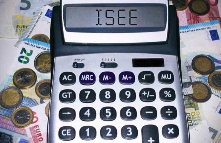 Calcolatrice con scritta ISEE e banconote
