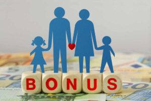 Scritta bonus davanti a sagoma di famiglia