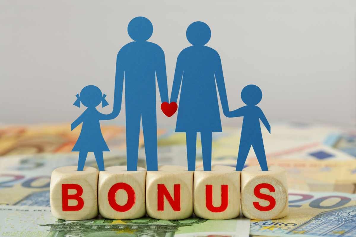 Scritta bonus davanti a sagoma di famiglia