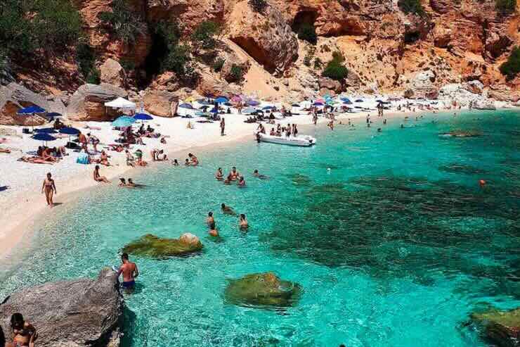 Cala Biriala spiaggia e mare con bagnanti