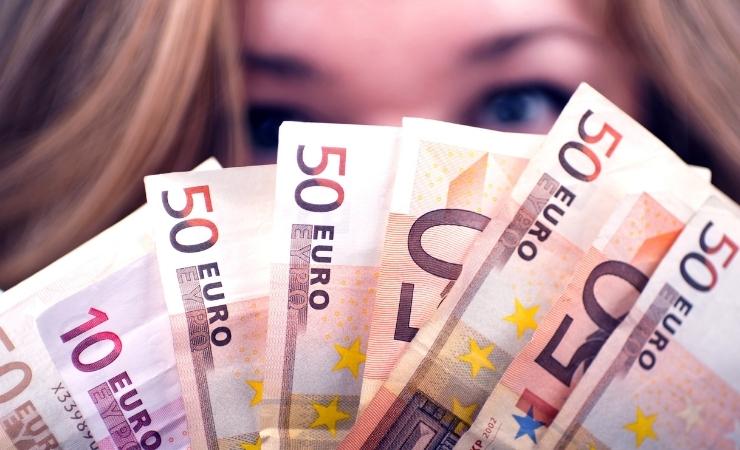 Ragazza con banconote in mano