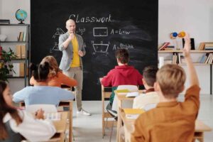 Docente e alunni in classe