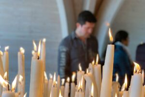 candele e persona in chiesa