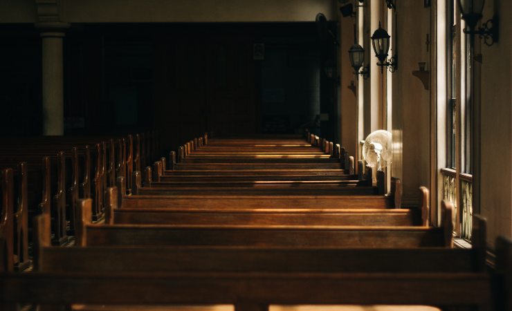 panche in una chiesa