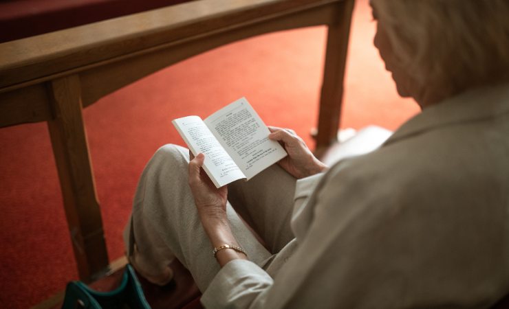 fedele in chiesa
