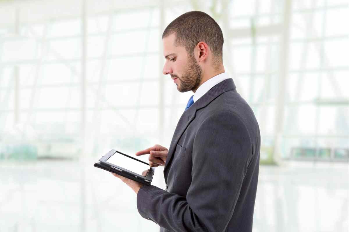 uomo col tablet