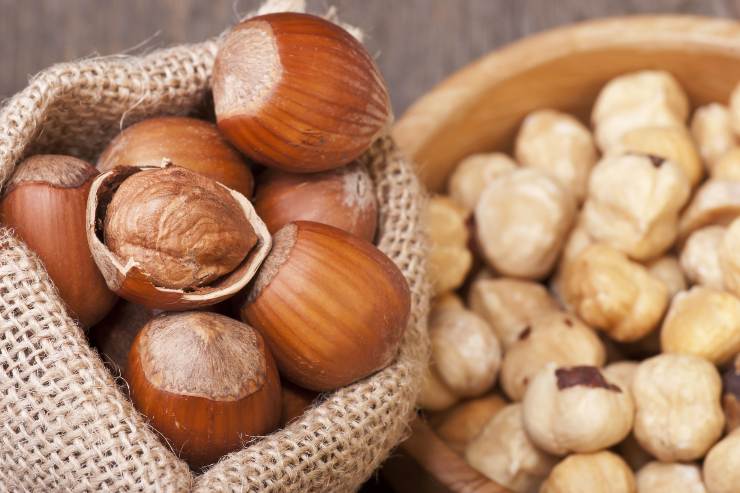 Nocciole tostate e al naturale