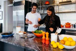 coppia che cucina
