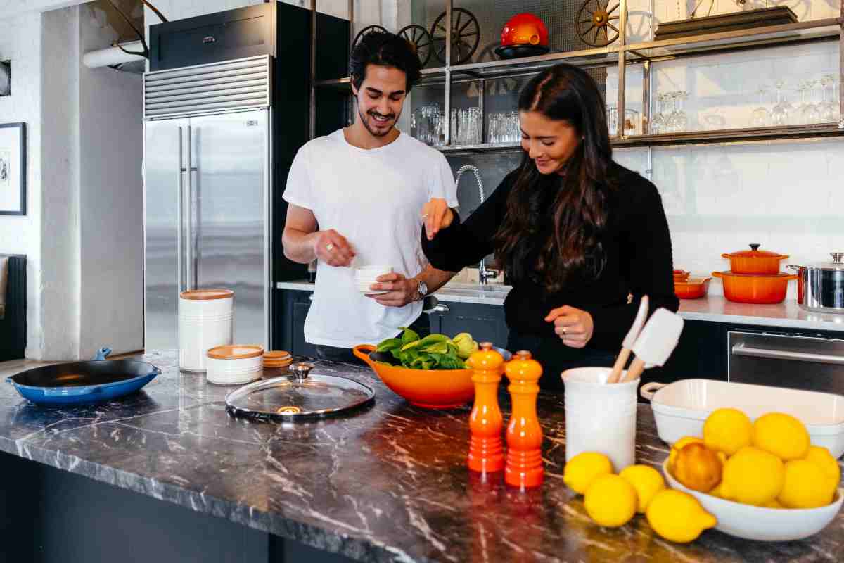 coppia che cucina