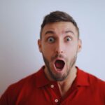 Uomo con espressione sorpresa