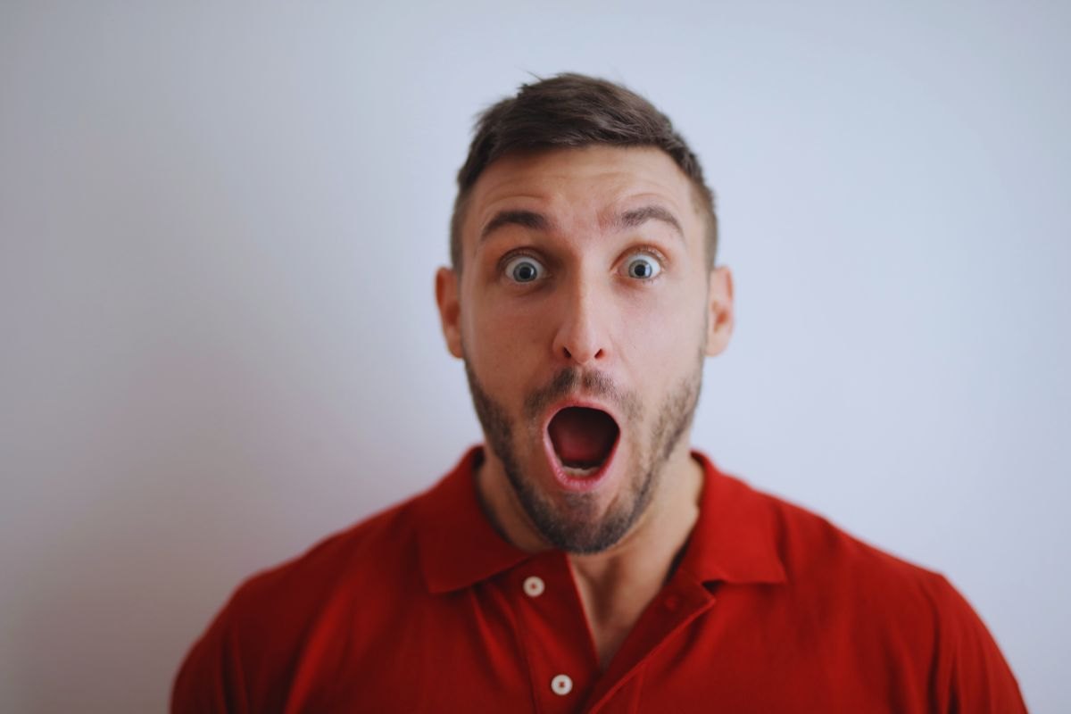 Uomo con espressione sorpresa